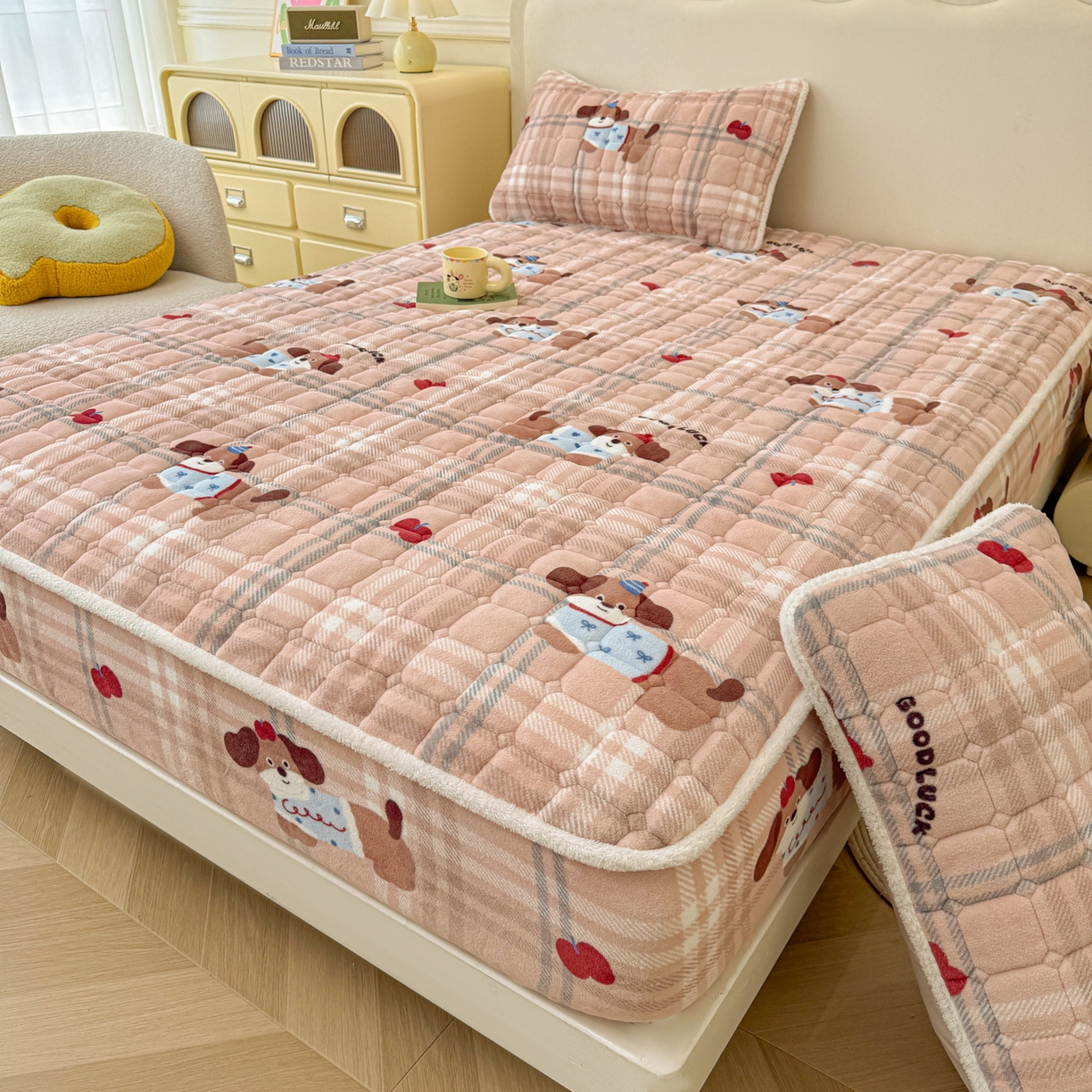 91家纺网 家纺一手货源 找家纺 LIFE.丽芙 2025秋冬新款牛奶绒加厚夹棉单床笠印花款床垫子保护套秋冬保暖床罩子三件套 皮皮狗