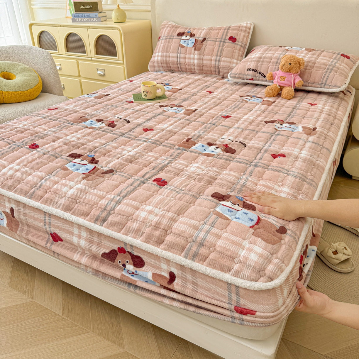 91家纺网 家纺一手货源 找家纺 LIFE.丽芙 2025秋冬新款牛奶绒加厚夹棉单床笠印花款床垫子保护套秋冬保暖床罩子三件套 皮皮狗