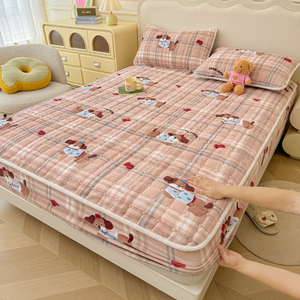 91家纺网 家纺一手货源 找家纺 LIFE.丽芙 2025秋冬新款牛奶绒加厚夹棉单床笠印花款床垫子保护套秋冬保暖床罩子三件套 皮皮狗