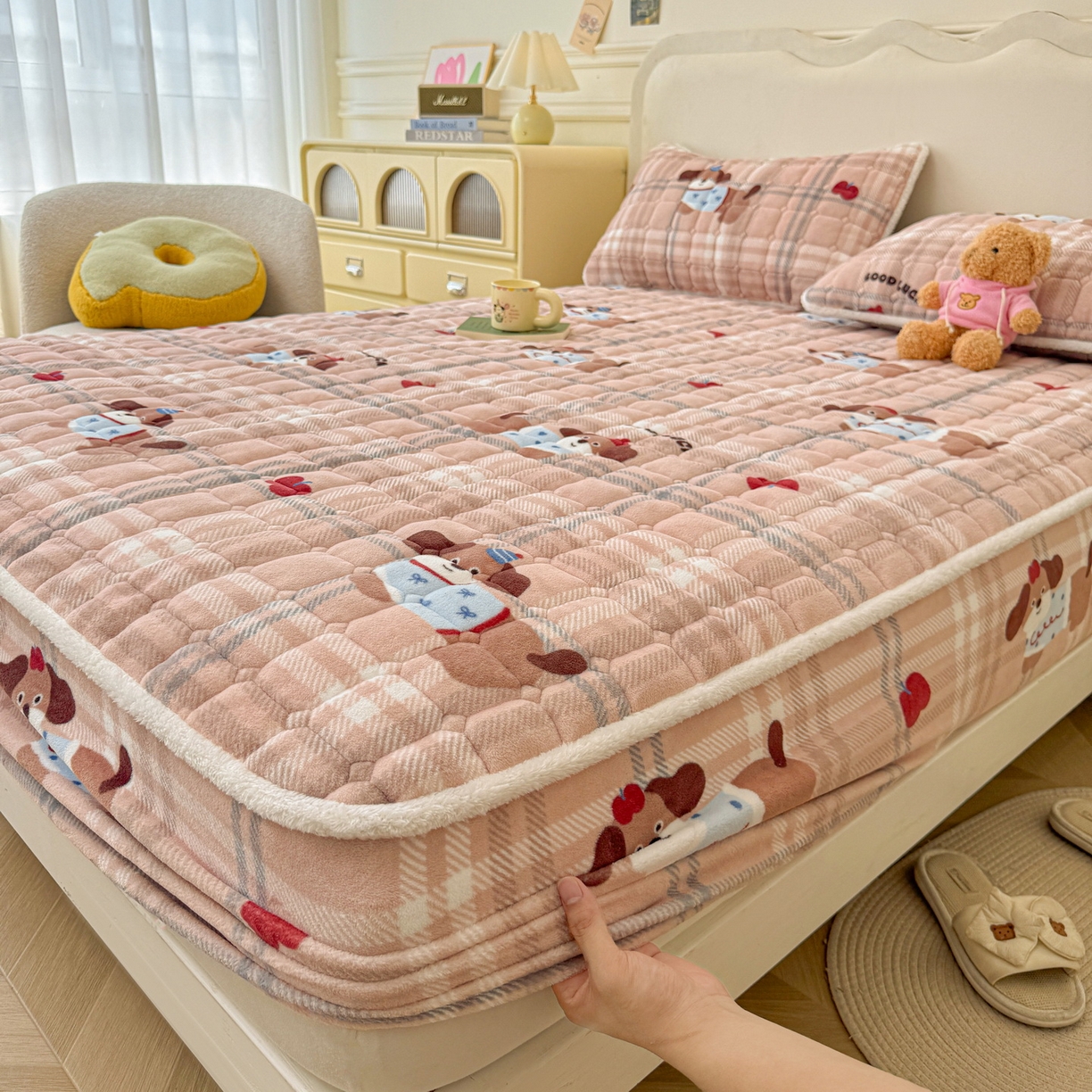 91家纺网 家纺一手货源 找家纺 LIFE.丽芙 2025秋冬新款牛奶绒加厚夹棉单床笠印花款床垫子保护套秋冬保暖床罩子三件套 皮皮狗