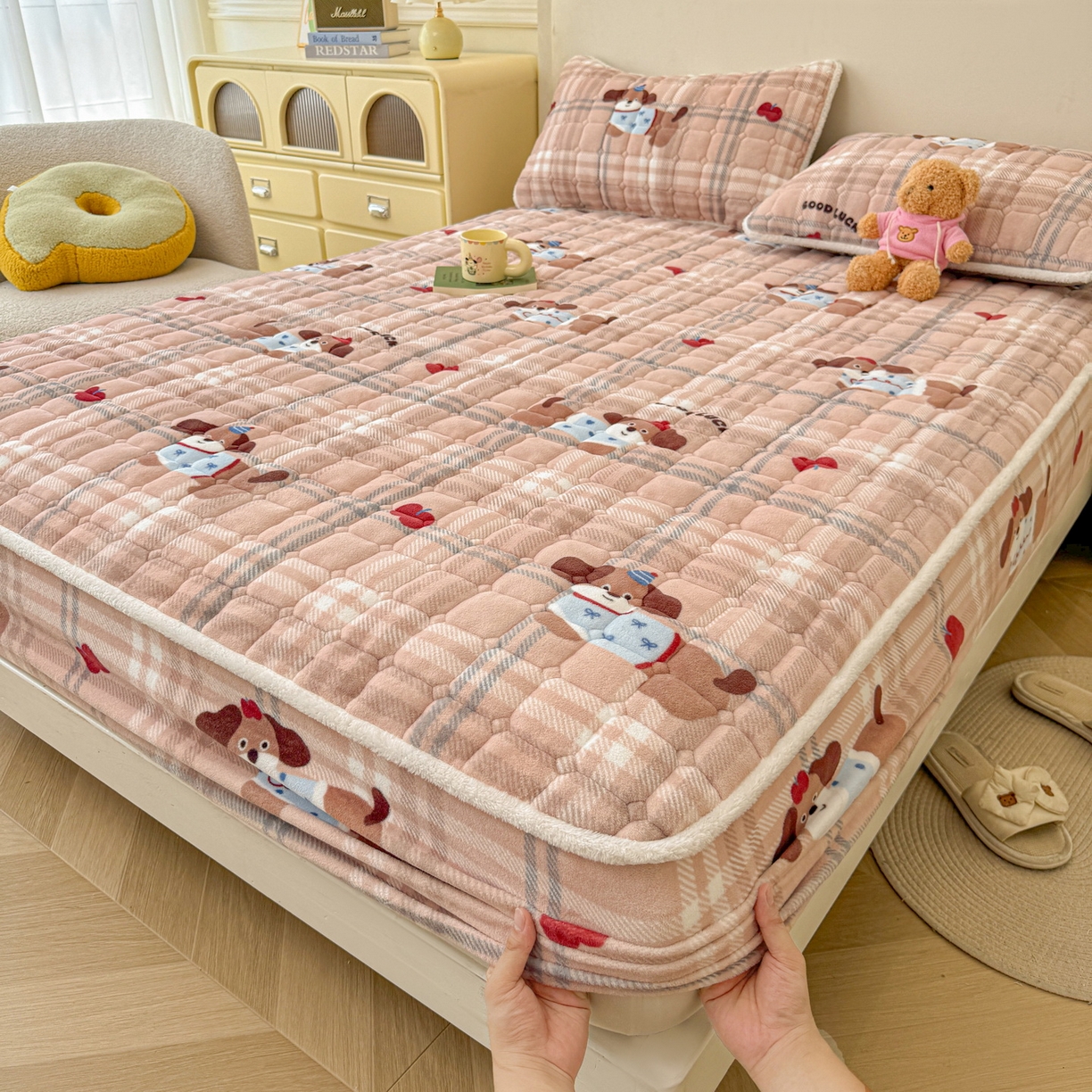 91家纺网 家纺一手货源 找家纺 LIFE.丽芙 2025秋冬新款牛奶绒加厚夹棉单床笠印花款床垫子保护套秋冬保暖床罩子三件套 皮皮狗