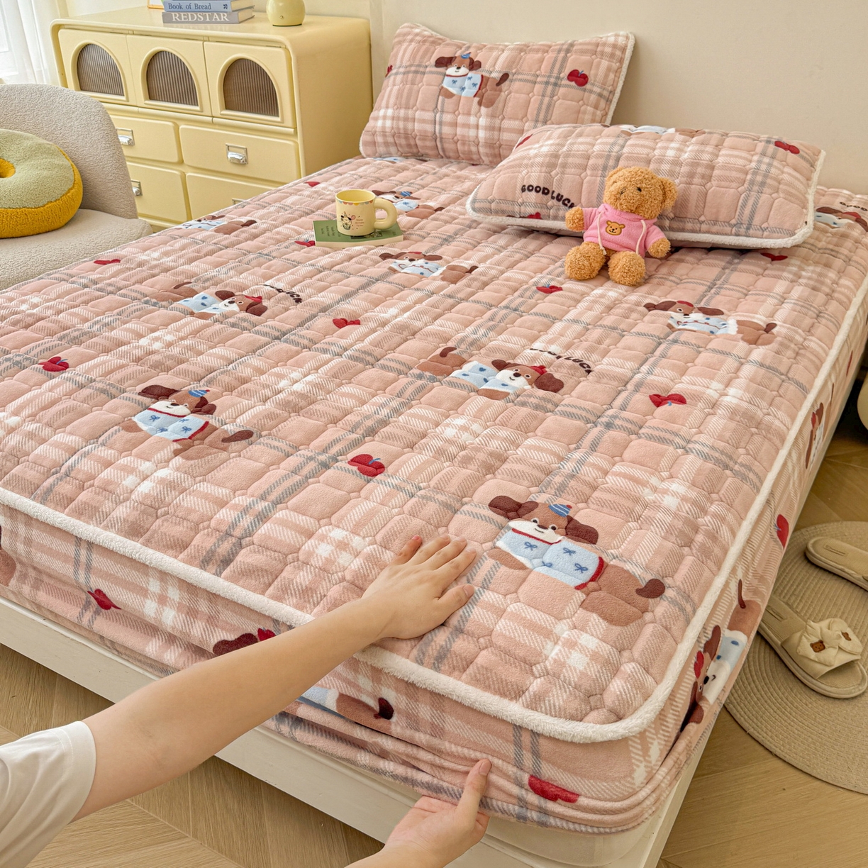 91家纺网 家纺一手货源 找家纺 LIFE.丽芙 2025秋冬新款牛奶绒加厚夹棉单床笠印花款床垫子保护套秋冬保暖床罩子三件套 皮皮狗