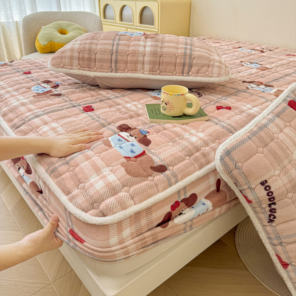 91家纺网 家纺一手货源 找家纺 LIFE.丽芙 2025秋冬新款牛奶绒加厚夹棉单床笠印花款床垫子保护套秋冬保暖床罩子三件套 皮皮狗