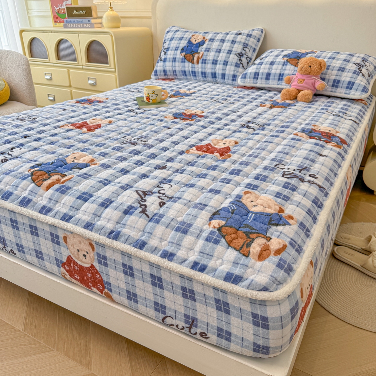 91家纺网 家纺一手货源 找家纺 LIFE.丽芙 2025秋冬新款牛奶绒加厚夹棉单床笠印花款床垫子保护套秋冬保暖床罩子三件套 冬日小熊