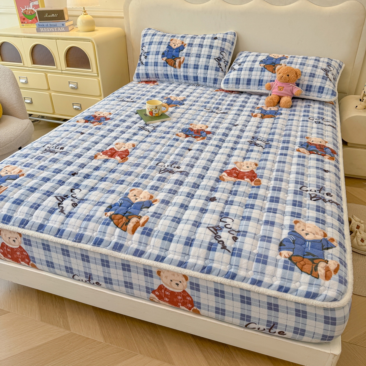 91家纺网 家纺一手货源 找家纺 LIFE.丽芙 2025秋冬新款牛奶绒加厚夹棉单床笠印花款床垫子保护套秋冬保暖床罩子三件套 冬日小熊