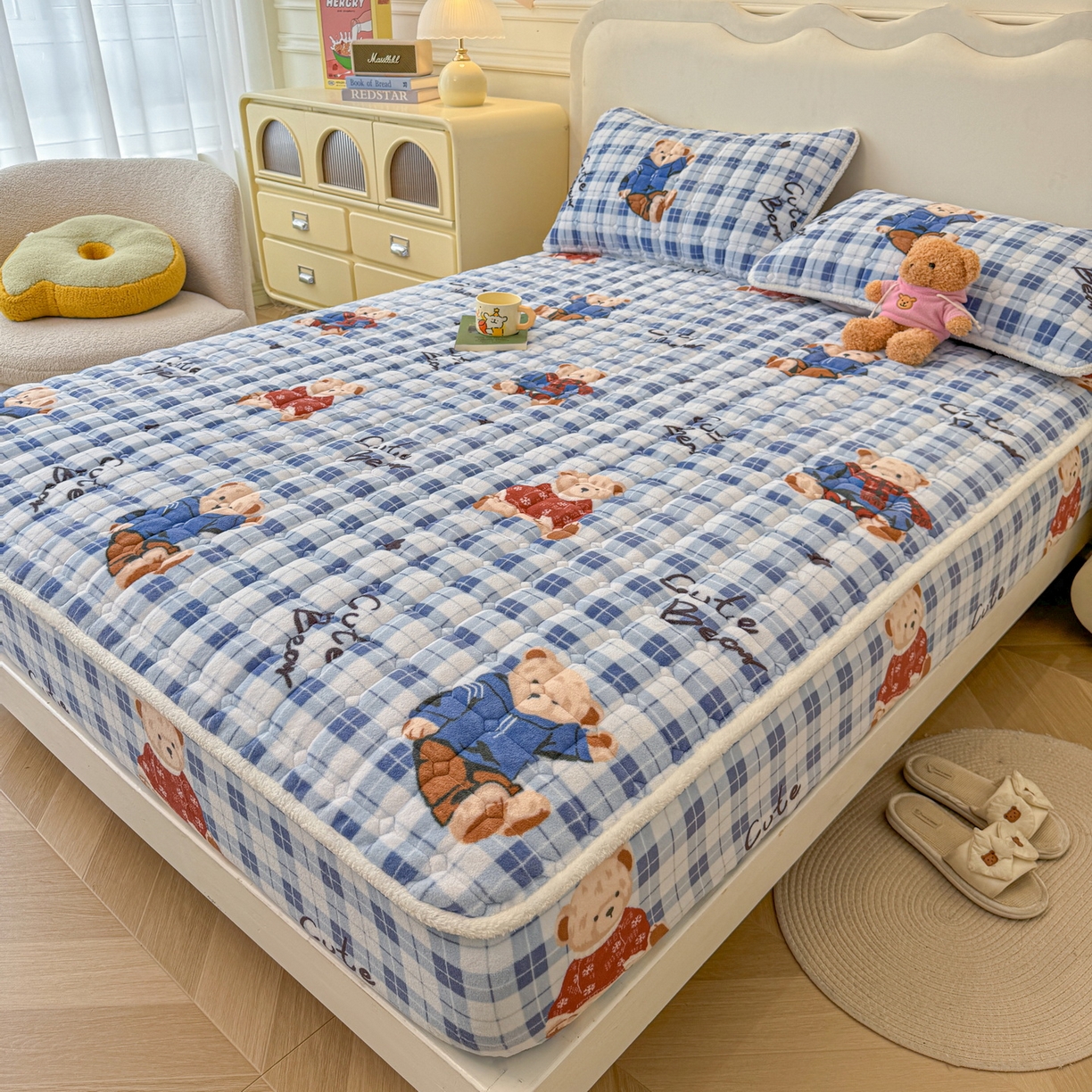 91家纺网 家纺一手货源 找家纺 LIFE.丽芙 2025秋冬新款牛奶绒加厚夹棉单床笠印花款床垫子保护套秋冬保暖床罩子三件套 冬日小熊