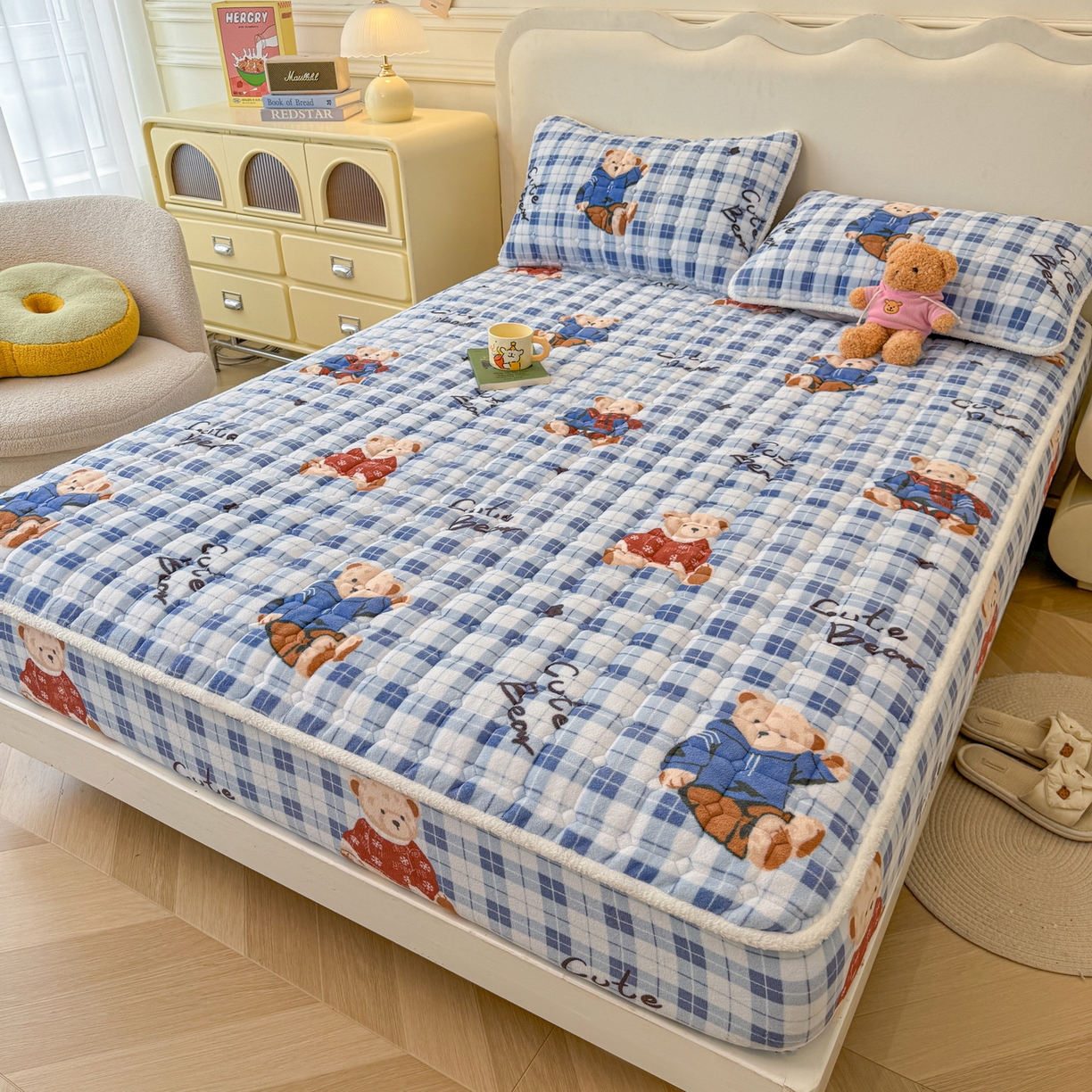 91家纺网 家纺一手货源 找家纺 LIFE.丽芙 2025秋冬新款牛奶绒加厚夹棉单床笠印花款床垫子保护套秋冬保暖床罩子三件套 冬日小熊