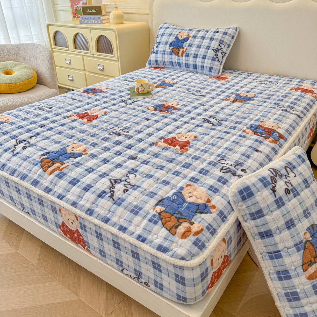 91家纺网 家纺一手货源 找家纺 LIFE.丽芙 2025秋冬新款牛奶绒加厚夹棉单床笠印花款床垫子保护套秋冬保暖床罩子三件套 冬日小熊