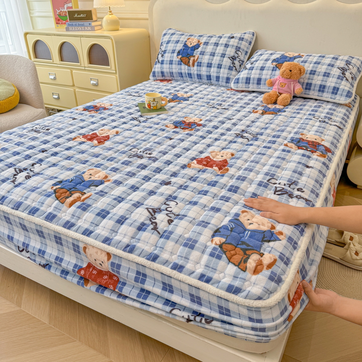 91家纺网 家纺一手货源 找家纺 LIFE.丽芙 2025秋冬新款牛奶绒加厚夹棉单床笠印花款床垫子保护套秋冬保暖床罩子三件套 冬日小熊