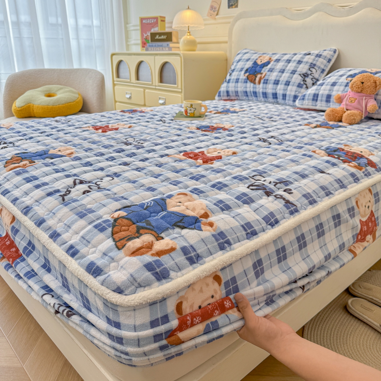 91家纺网 家纺一手货源 找家纺 LIFE.丽芙 2025秋冬新款牛奶绒加厚夹棉单床笠印花款床垫子保护套秋冬保暖床罩子三件套 冬日小熊