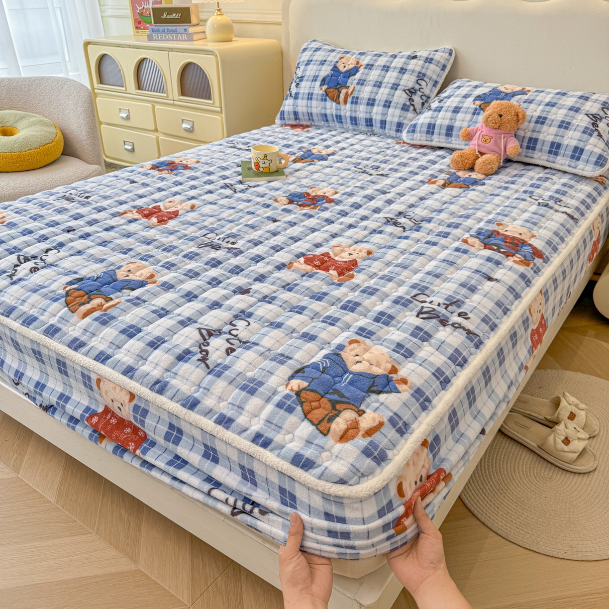 91家纺网 家纺一手货源 找家纺 LIFE.丽芙 2025秋冬新款牛奶绒加厚夹棉单床笠印花款床垫子保护套秋冬保暖床罩子三件套 冬日小熊