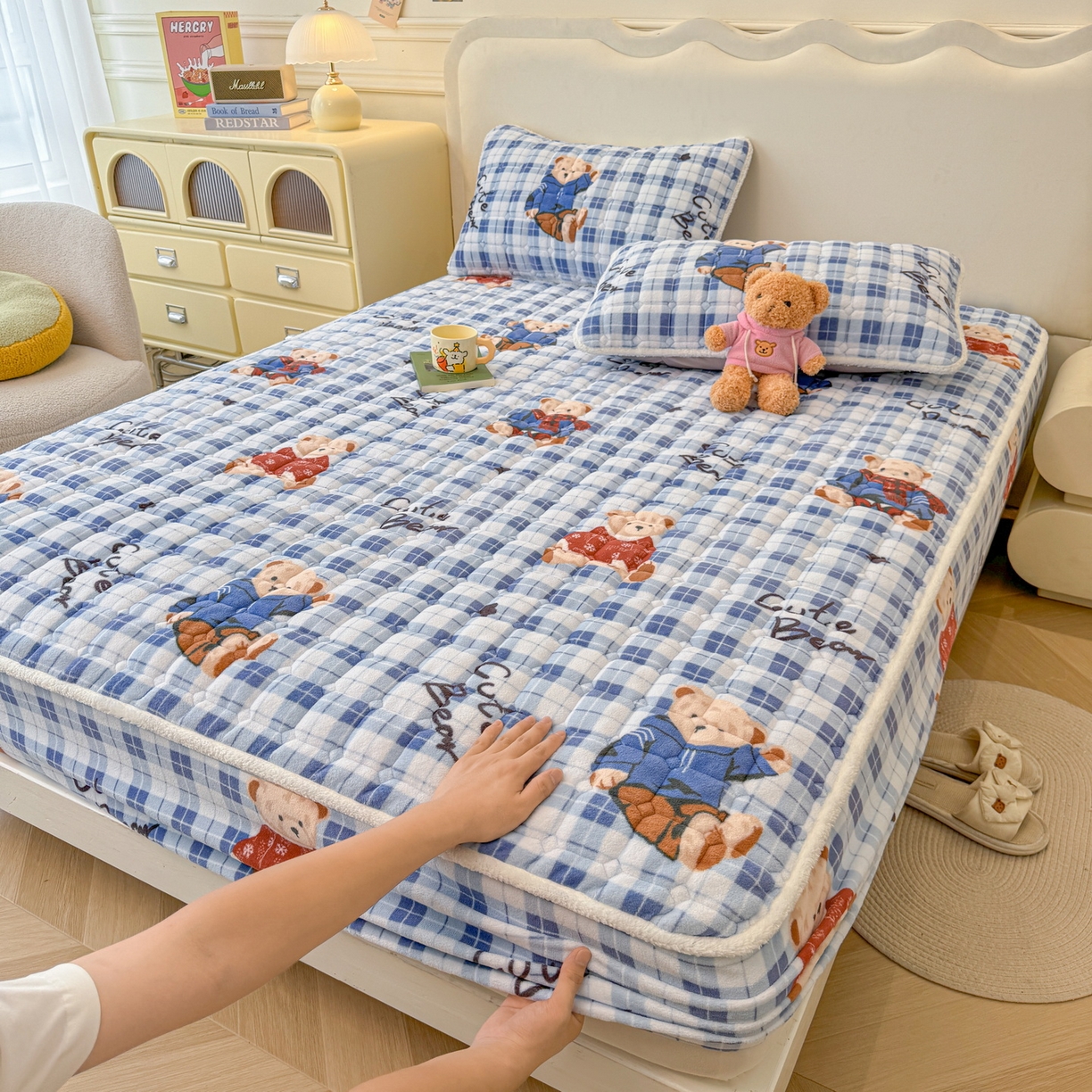 91家纺网 家纺一手货源 找家纺 LIFE.丽芙 2025秋冬新款牛奶绒加厚夹棉单床笠印花款床垫子保护套秋冬保暖床罩子三件套 冬日小熊