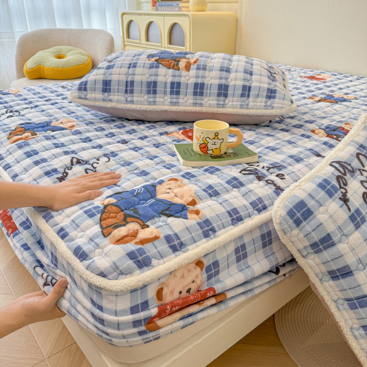 91家纺网 家纺一手货源 找家纺 LIFE.丽芙 2025秋冬新款牛奶绒加厚夹棉单床笠印花款床垫子保护套秋冬保暖床罩子三件套 冬日小熊