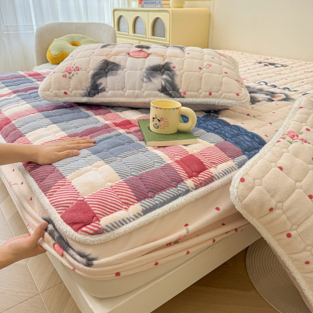 91家纺网 家纺一手货源 找家纺 LIFE.丽芙 2025秋冬新款牛奶绒加厚夹棉单床笠印花款床垫子保护套秋冬保暖床罩子三件套 修狗