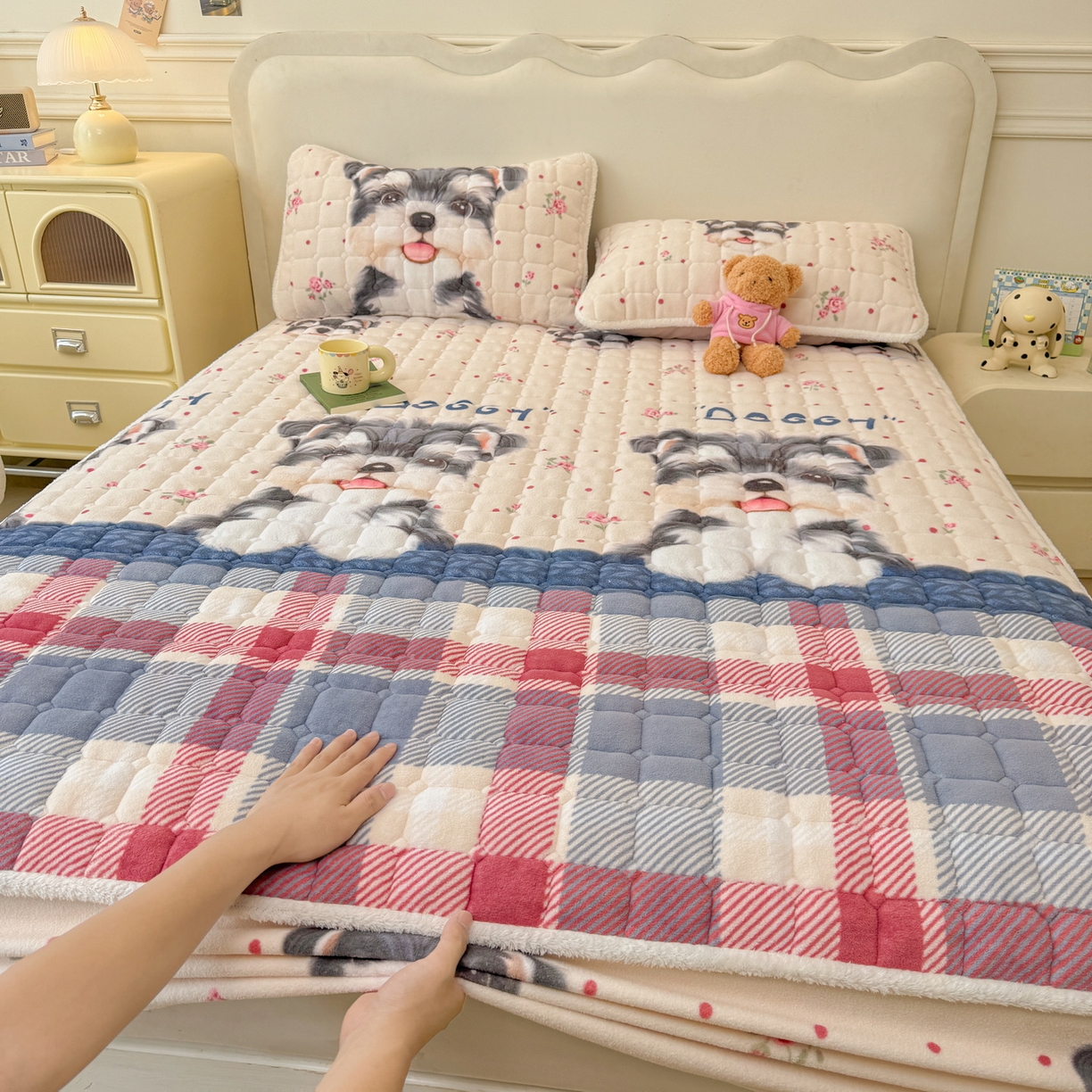 91家纺网 家纺一手货源 找家纺 LIFE.丽芙 2025秋冬新款牛奶绒加厚夹棉单床笠印花款床垫子保护套秋冬保暖床罩子三件套 修狗