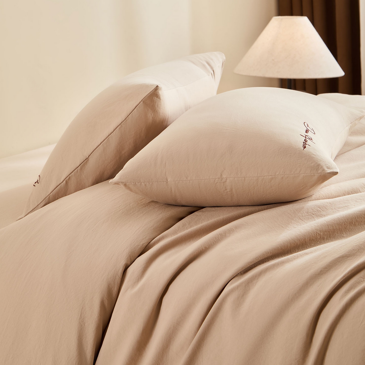 91家纺网 家纺一手货源 找家纺 卡初家居（原微来） 2025新款秋冬A类母婴级磨毛加厚亲肤棉简约刺绣四件套(提供买家秀) 港湾-埃尔沙