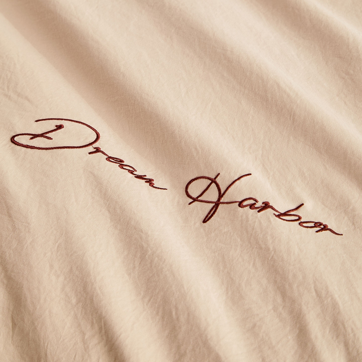 91家纺网 家纺一手货源 找家纺 卡初家居（原微来） 2025新款秋冬A类母婴级磨毛加厚亲肤棉简约刺绣四件套(提供买家秀) 港湾-埃尔沙