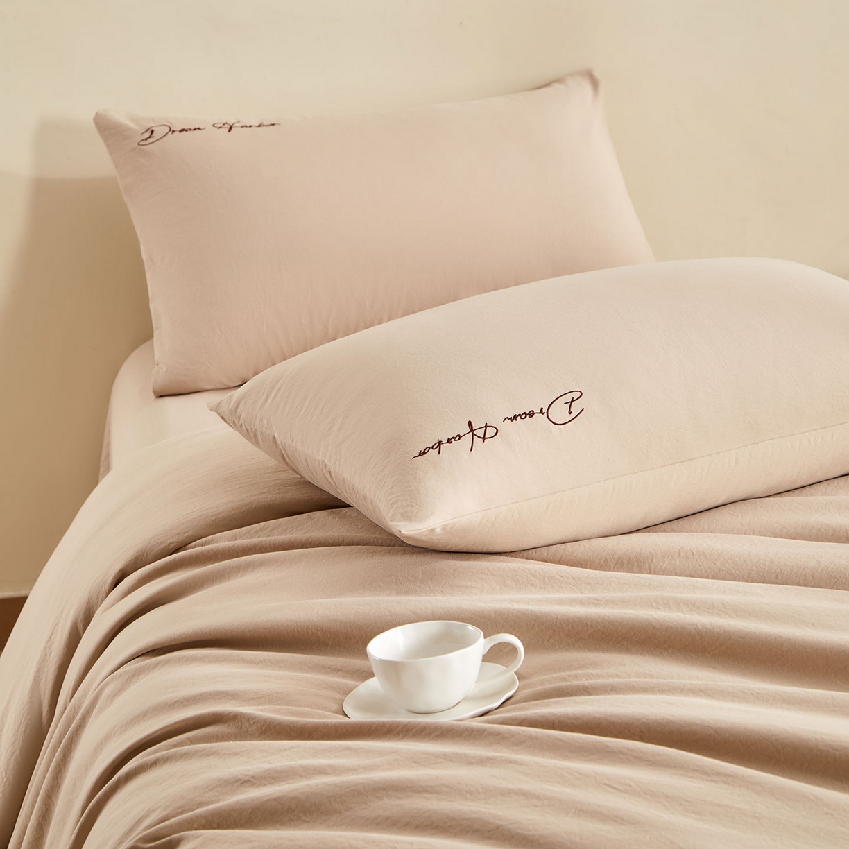 91家纺网 家纺一手货源 找家纺 卡初家居（原微来） 2025新款秋冬A类母婴级磨毛加厚亲肤棉简约刺绣四件套(提供买家秀) 港湾-埃尔沙