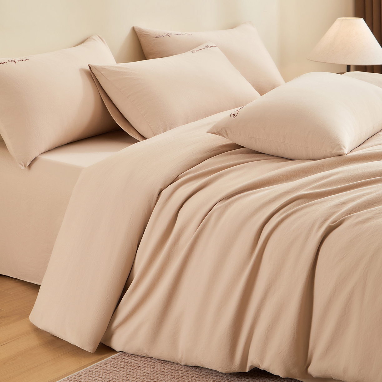 91家纺网 家纺一手货源 找家纺 卡初家居（原微来） 2025新款秋冬A类母婴级磨毛加厚亲肤棉简约刺绣四件套(提供买家秀) 港湾-埃尔沙