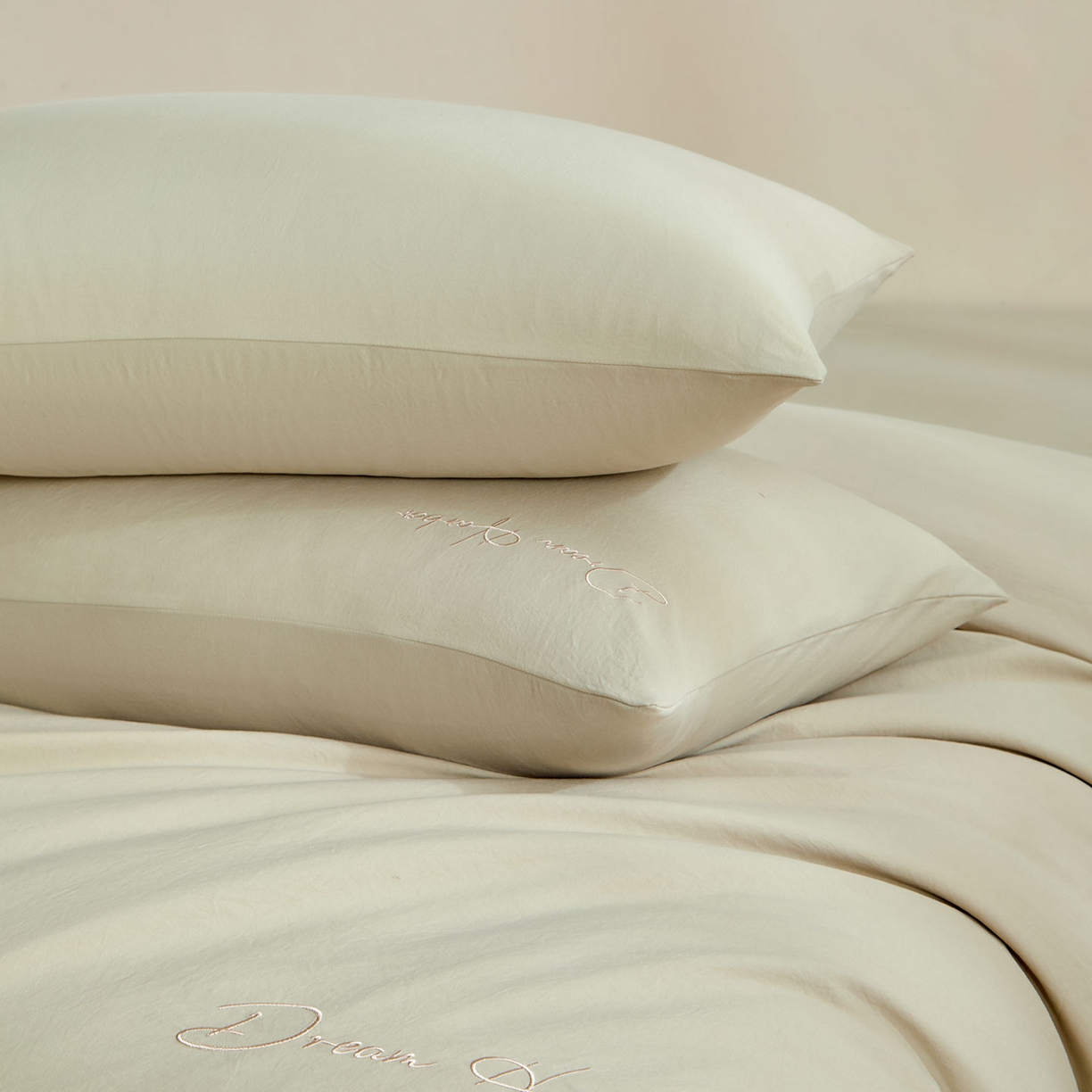 91家纺网 家纺一手货源 找家纺 卡初家居（原微来） 2025新款秋冬A类母婴级磨毛加厚亲肤棉简约刺绣四件套(提供买家秀) 港湾-艾草绿