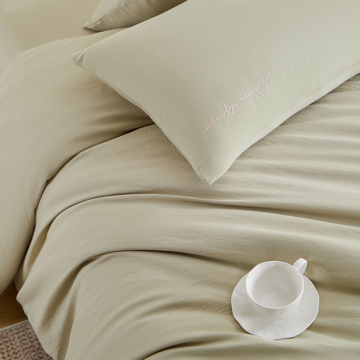 91家纺网 家纺一手货源 找家纺 卡初家居（原微来） 2025新款秋冬A类母婴级磨毛加厚亲肤棉简约刺绣四件套(提供买家秀) 港湾-艾草绿