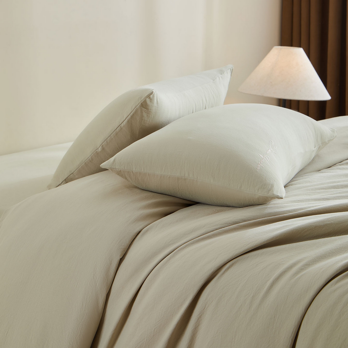 91家纺网 家纺一手货源 找家纺 卡初家居（原微来） 2025新款秋冬A类母婴级磨毛加厚亲肤棉简约刺绣四件套(提供买家秀) 港湾-艾草绿