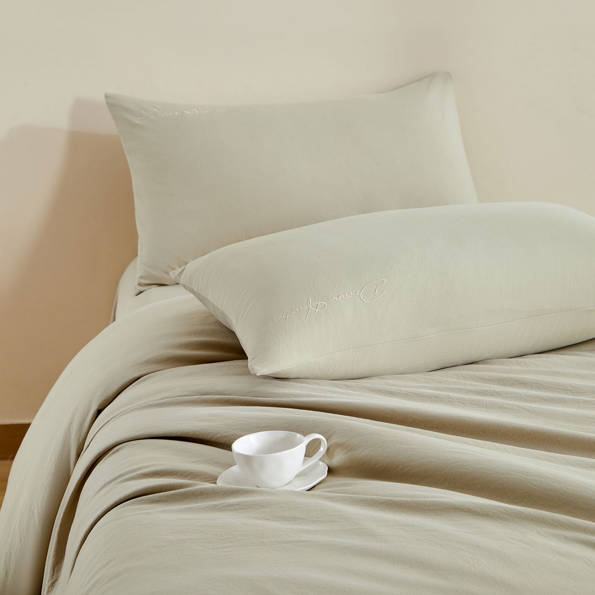 91家纺网 家纺一手货源 找家纺 卡初家居（原微来） 2025新款秋冬A类母婴级磨毛加厚亲肤棉简约刺绣四件套(提供买家秀) 港湾-艾草绿