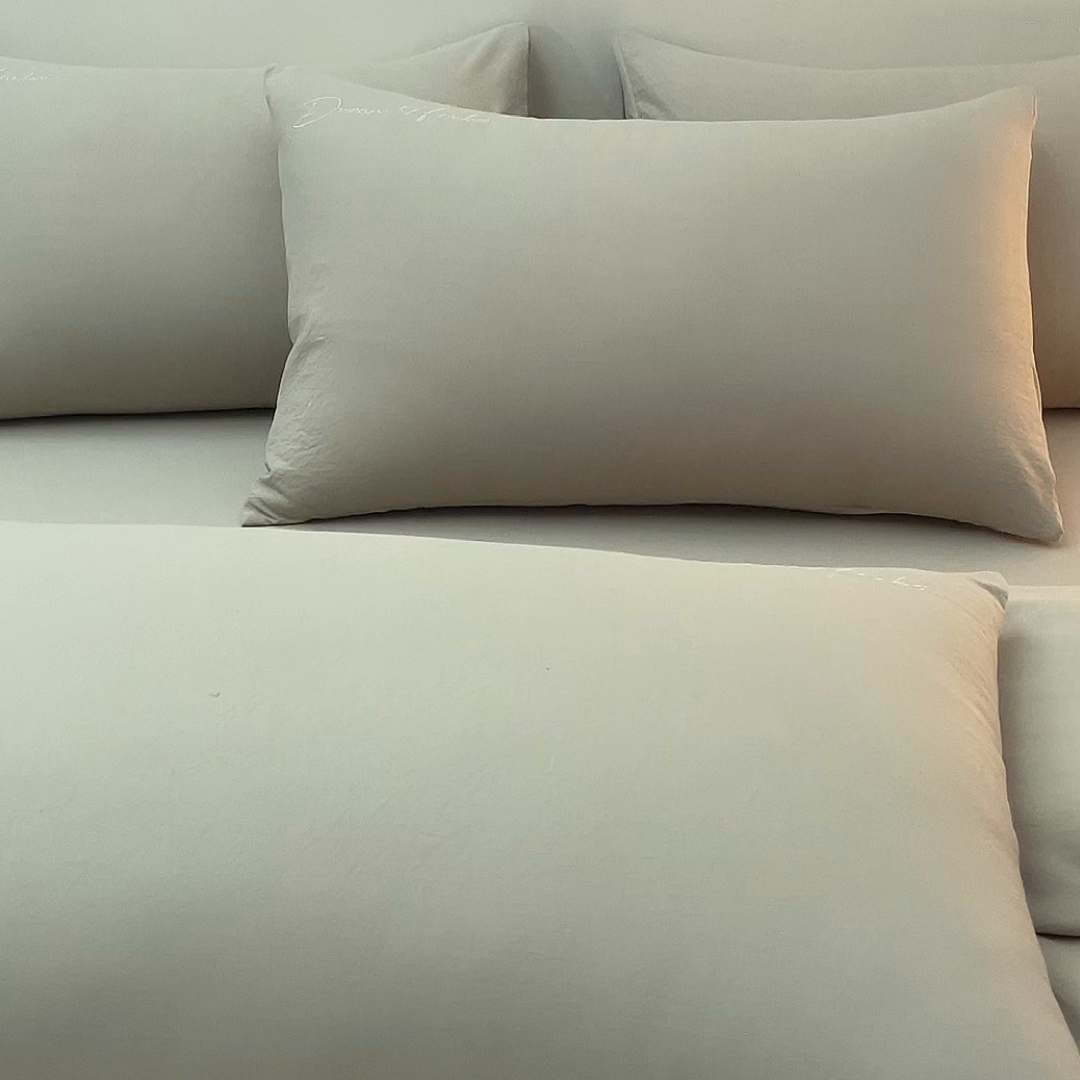 91家纺网 家纺一手货源 找家纺 卡初家居（原微来） 2025新款秋冬A类母婴级磨毛加厚亲肤棉简约刺绣四件套(提供买家秀) 港湾-艾草绿