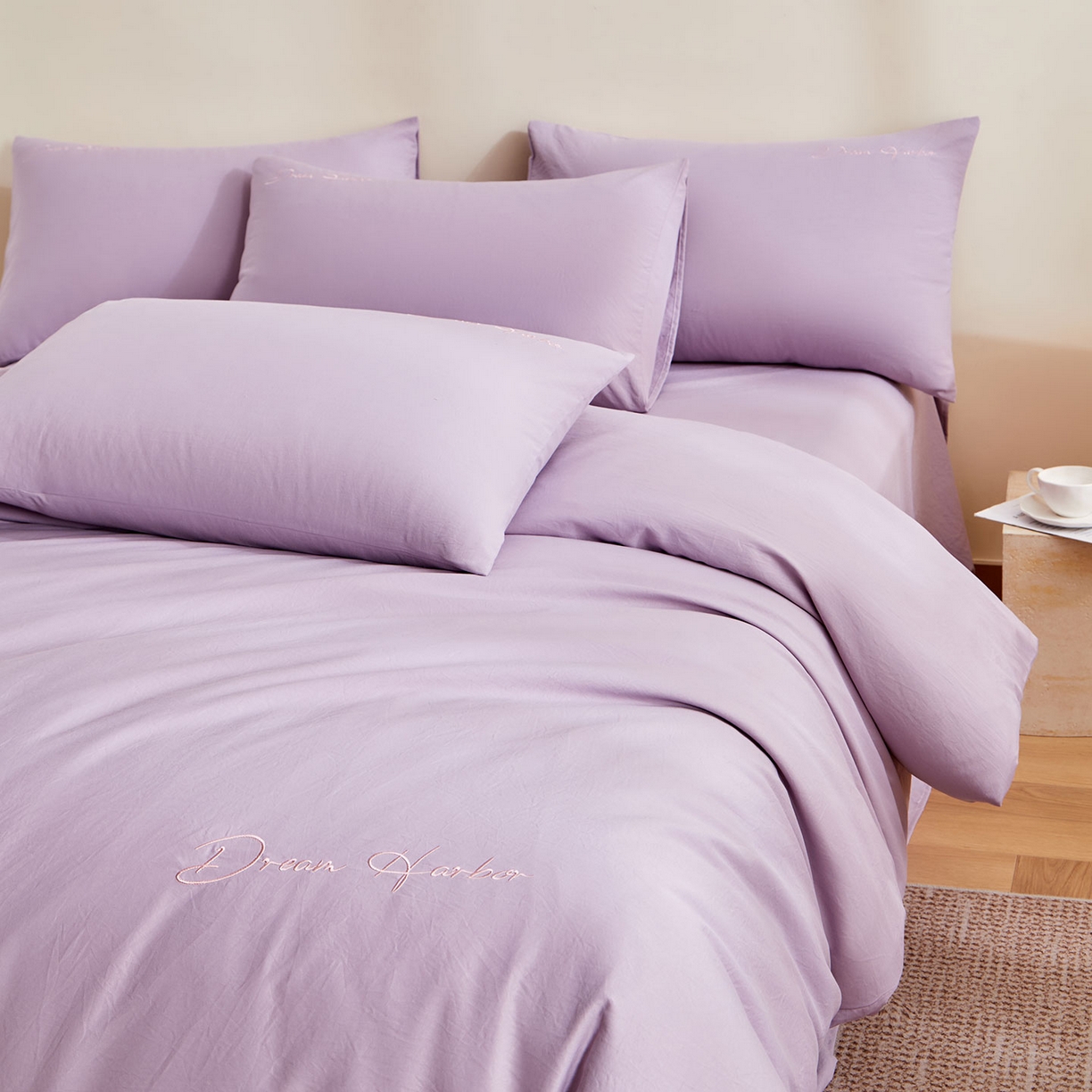 91家纺网 家纺一手货源 找家纺 卡初家居（原微来） 2025新款秋冬A类母婴级磨毛加厚亲肤棉简约刺绣四件套(提供买家秀) 港湾-丁香紫