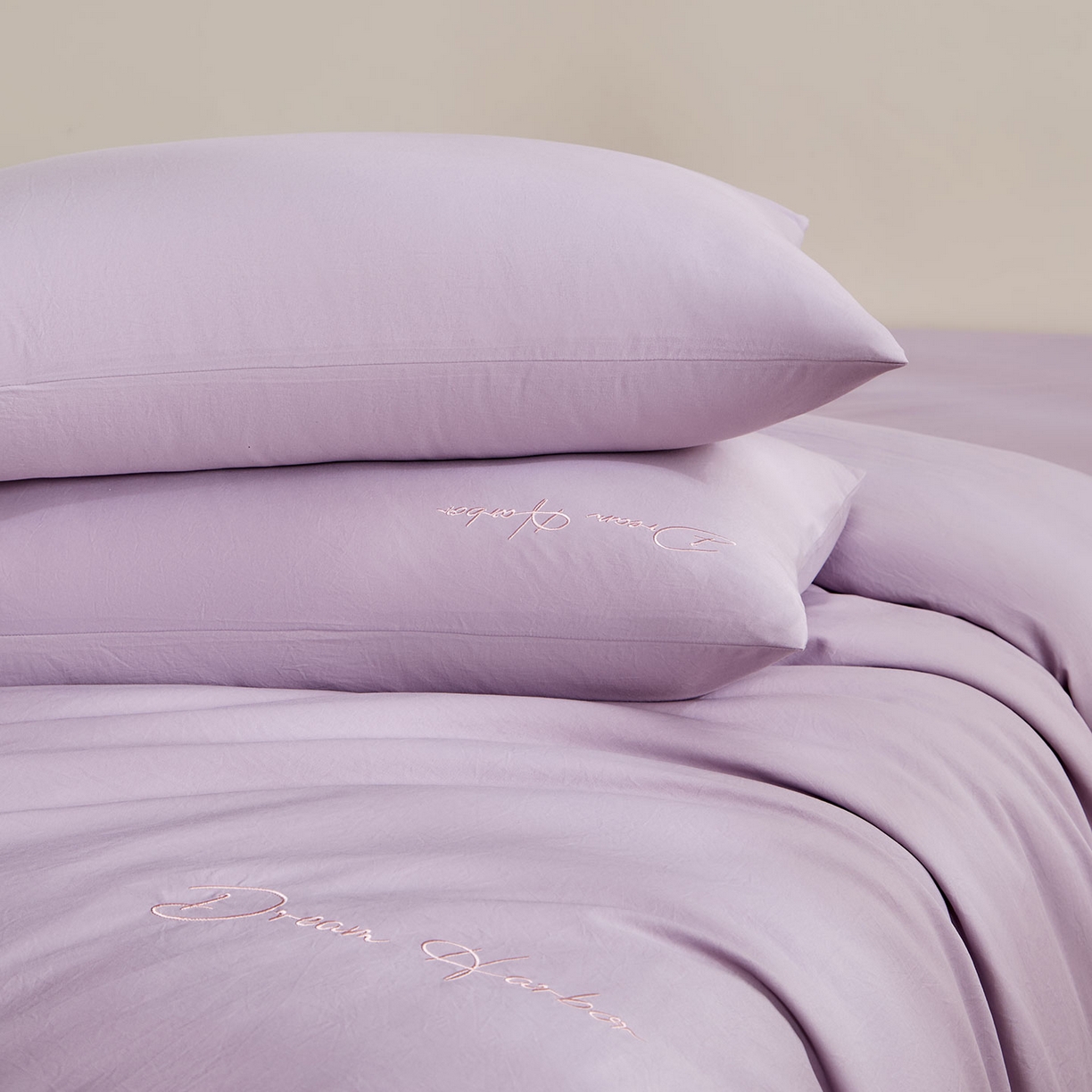 91家纺网 家纺一手货源 找家纺 卡初家居（原微来） 2025新款秋冬A类母婴级磨毛加厚亲肤棉简约刺绣四件套(提供买家秀) 港湾-丁香紫