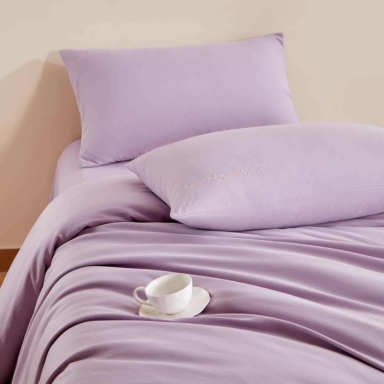 91家纺网 家纺一手货源 找家纺 卡初家居（原微来） 2025新款秋冬A类母婴级磨毛加厚亲肤棉简约刺绣四件套(提供买家秀) 港湾-丁香紫