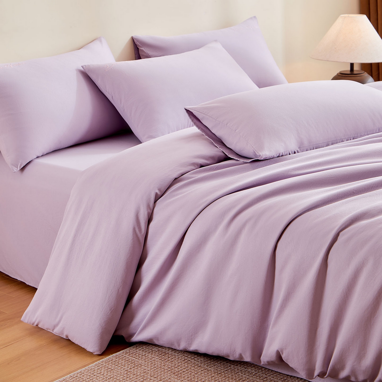 91家纺网 家纺一手货源 找家纺 卡初家居（原微来） 2025新款秋冬A类母婴级磨毛加厚亲肤棉简约刺绣四件套(提供买家秀) 港湾-丁香紫