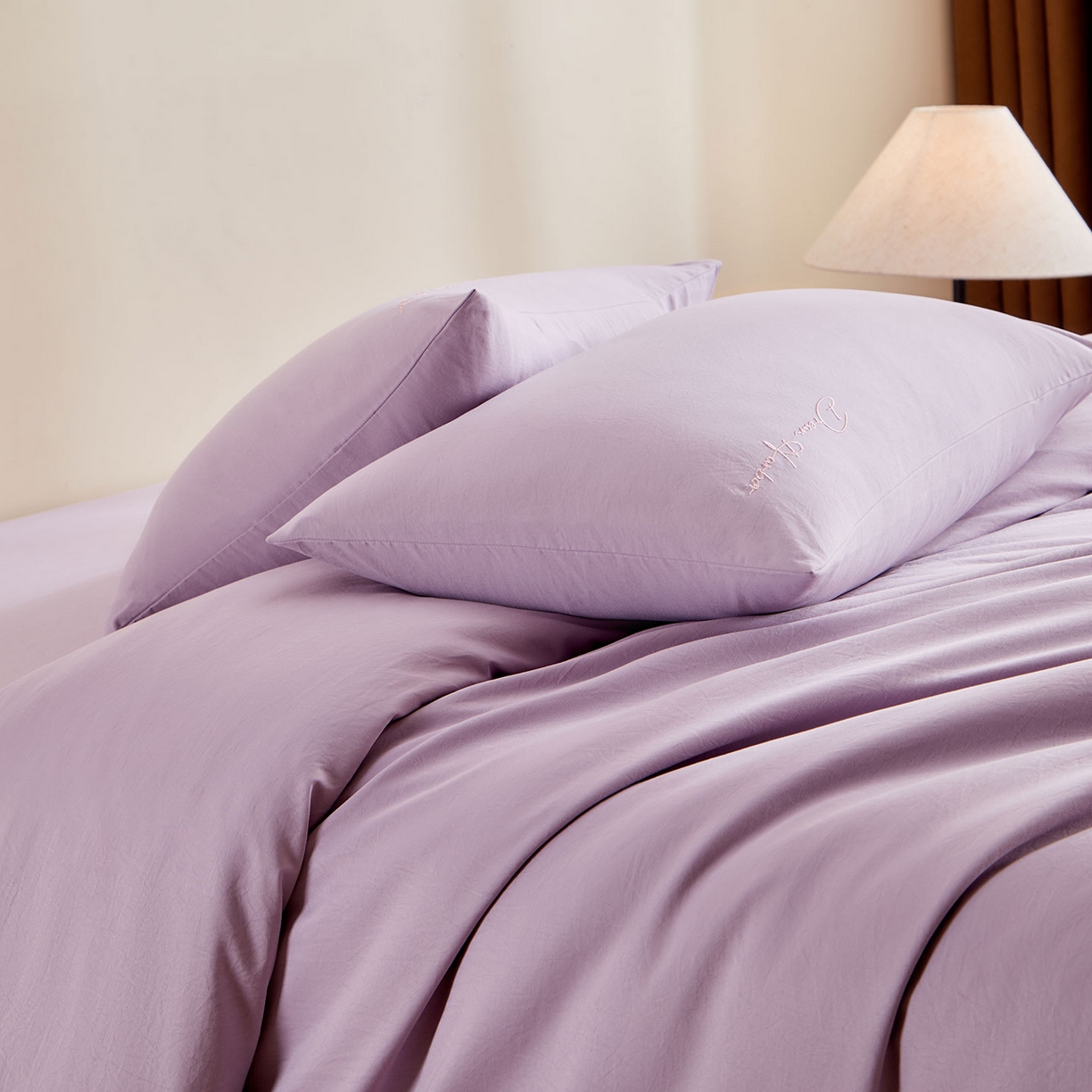 91家纺网 家纺一手货源 找家纺 卡初家居（原微来） 2025新款秋冬A类母婴级磨毛加厚亲肤棉简约刺绣四件套(提供买家秀) 港湾-丁香紫