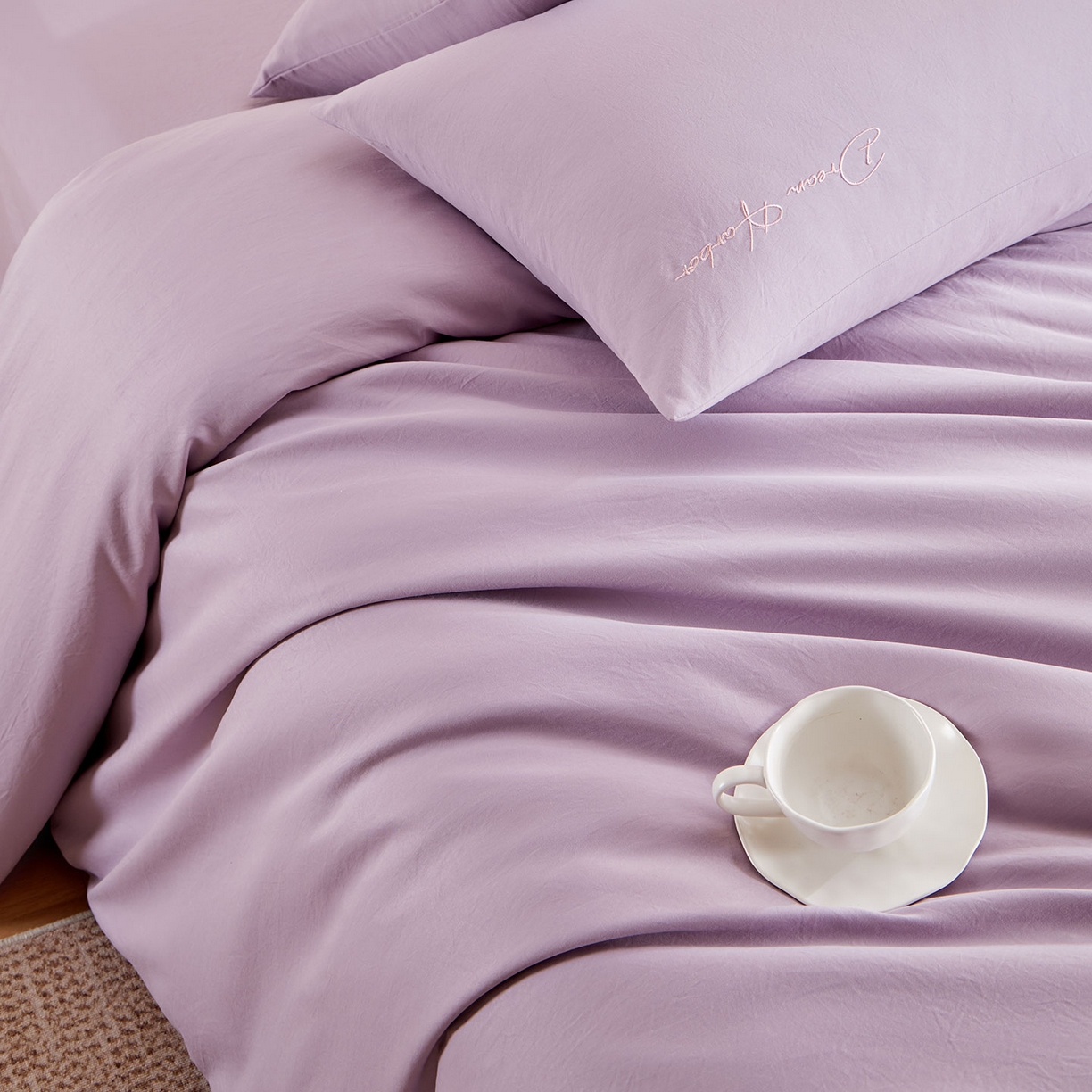 91家纺网 家纺一手货源 找家纺 卡初家居（原微来） 2025新款秋冬A类母婴级磨毛加厚亲肤棉简约刺绣四件套(提供买家秀) 港湾-丁香紫