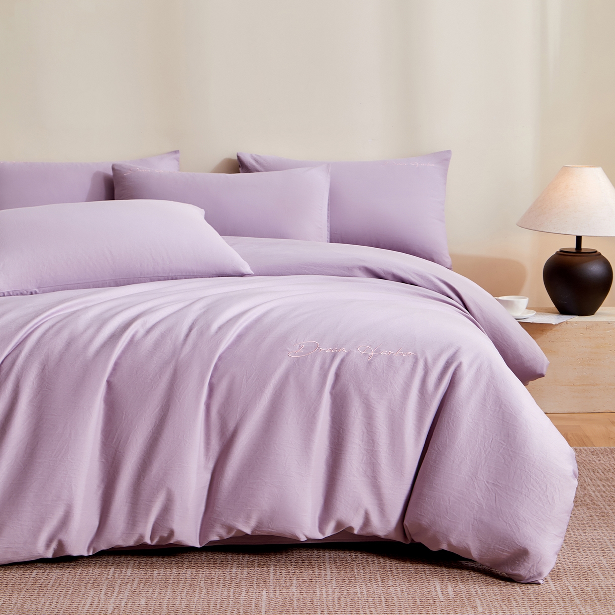 91家纺网 家纺一手货源 找家纺 卡初家居（原微来） 2025新款秋冬A类母婴级磨毛加厚亲肤棉简约刺绣四件套(提供买家秀) 港湾-丁香紫