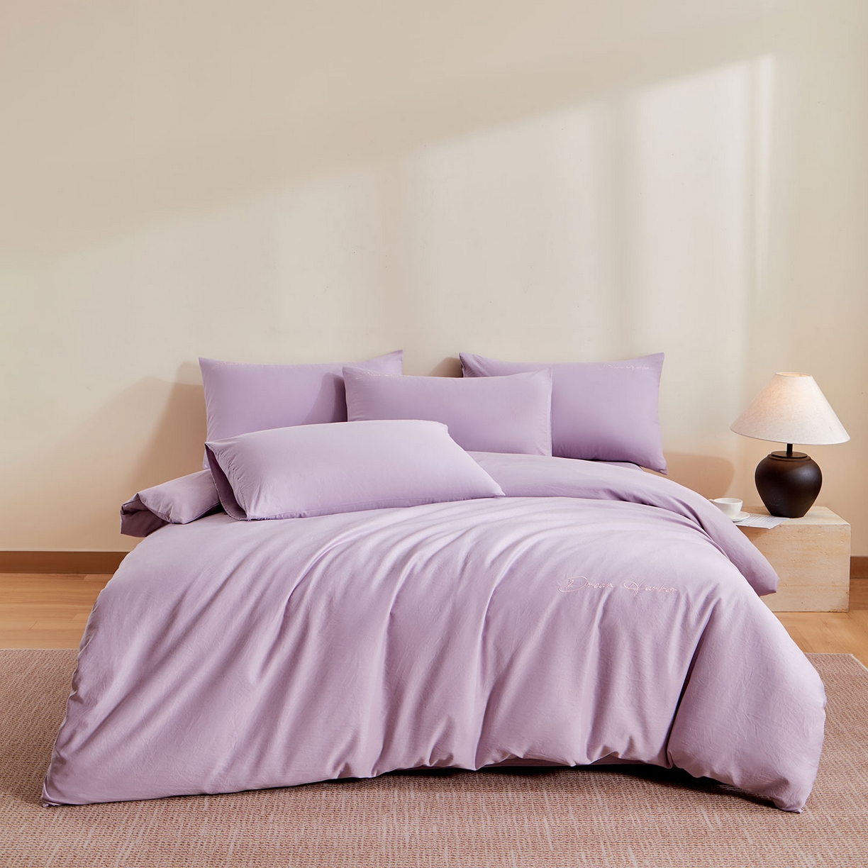 91家纺网 家纺一手货源 找家纺 卡初家居（原微来） 2025新款秋冬A类母婴级磨毛加厚亲肤棉简约刺绣四件套(提供买家秀) 港湾-丁香紫