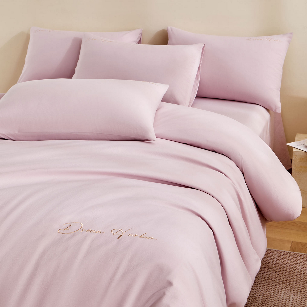 91家纺网 家纺一手货源 找家纺 卡初家居（原微来） 2025新款秋冬A类母婴级磨毛加厚亲肤棉简约刺绣四件套(提供买家秀) 港湾-奶油粉