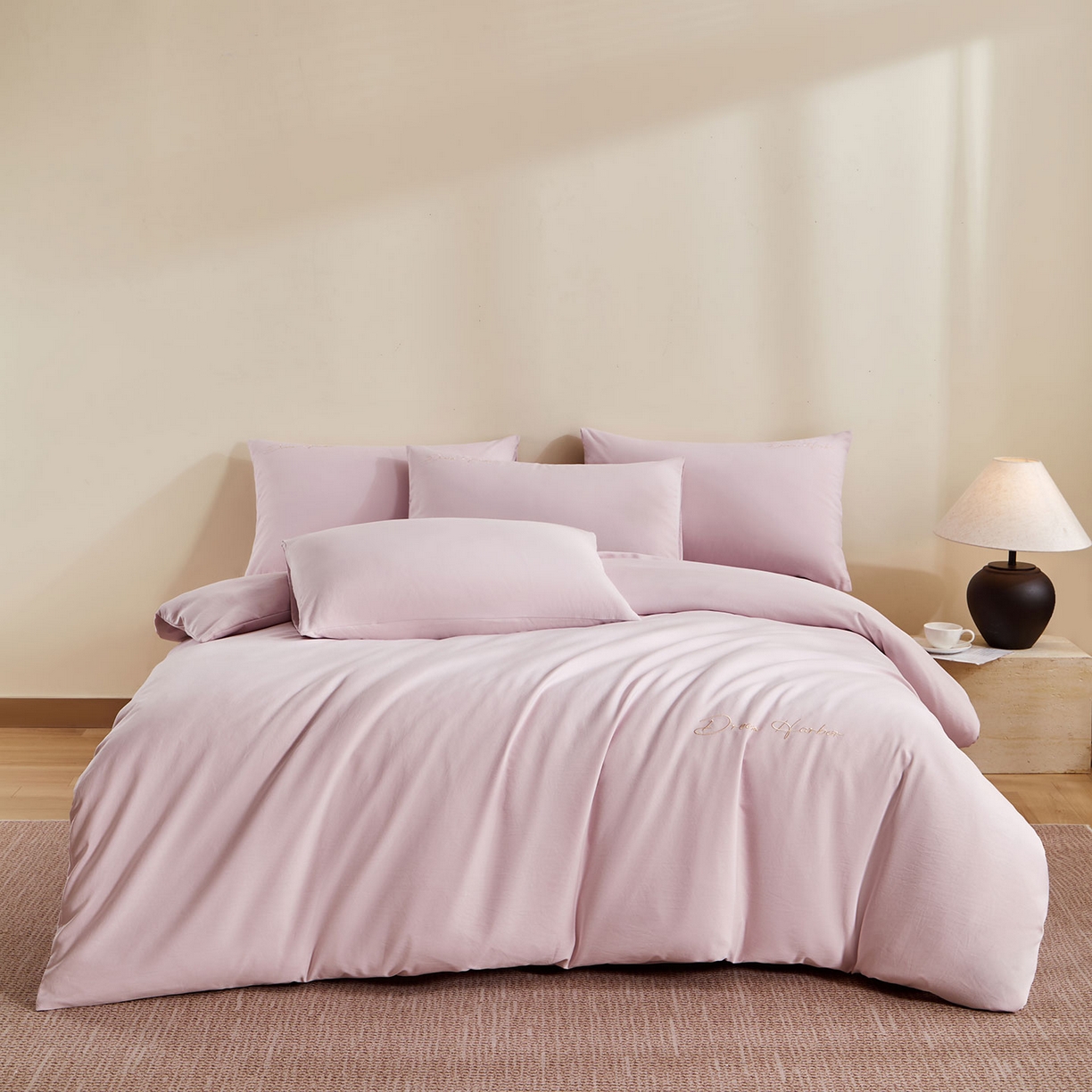 91家纺网 家纺一手货源 找家纺 卡初家居（原微来） 2025新款秋冬A类母婴级磨毛加厚亲肤棉简约刺绣四件套(提供买家秀) 港湾-奶油粉