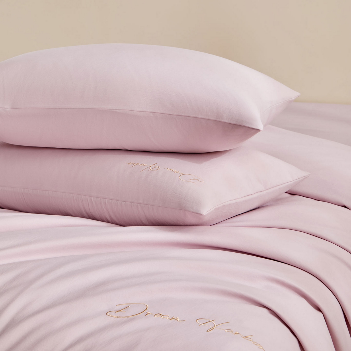 91家纺网 家纺一手货源 找家纺 卡初家居（原微来） 2025新款秋冬A类母婴级磨毛加厚亲肤棉简约刺绣四件套(提供买家秀) 港湾-奶油粉