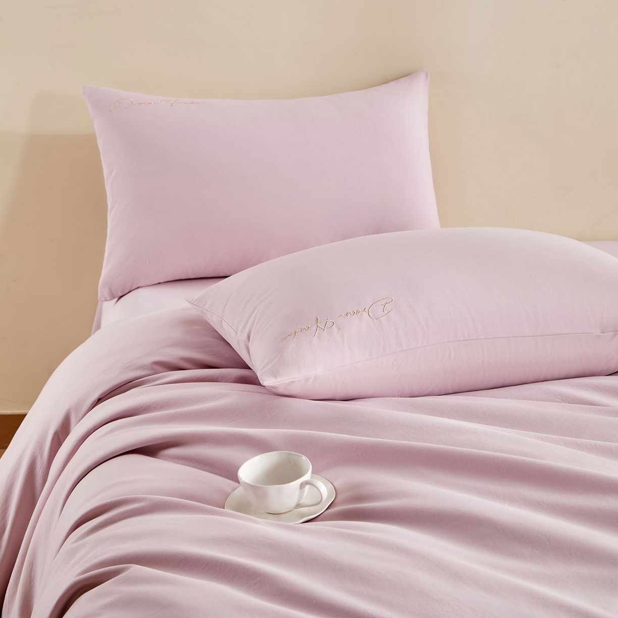 91家纺网 家纺一手货源 找家纺 卡初家居（原微来） 2025新款秋冬A类母婴级磨毛加厚亲肤棉简约刺绣四件套(提供买家秀) 港湾-奶油粉