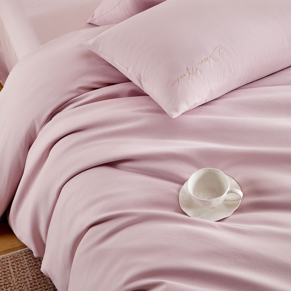 91家纺网 家纺一手货源 找家纺 卡初家居（原微来） 2025新款秋冬A类母婴级磨毛加厚亲肤棉简约刺绣四件套(提供买家秀) 港湾-奶油粉