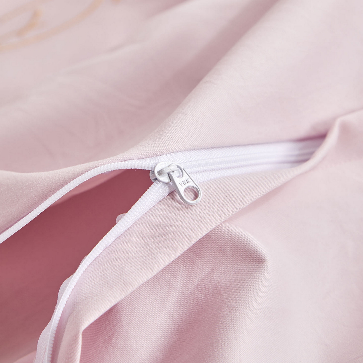 91家纺网 家纺一手货源 找家纺 卡初家居（原微来） 2025新款秋冬A类母婴级磨毛加厚亲肤棉简约刺绣四件套(提供买家秀) 港湾-奶油粉