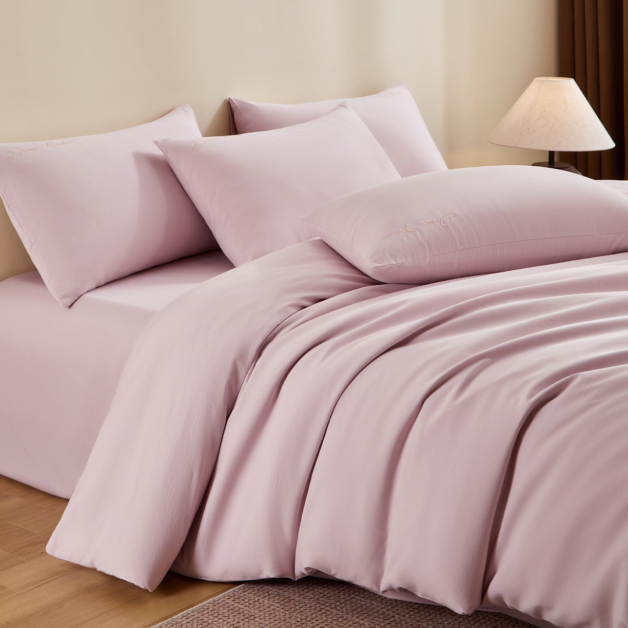 91家纺网 家纺一手货源 找家纺 卡初家居（原微来） 2025新款秋冬A类母婴级磨毛加厚亲肤棉简约刺绣四件套(提供买家秀) 港湾-奶油粉