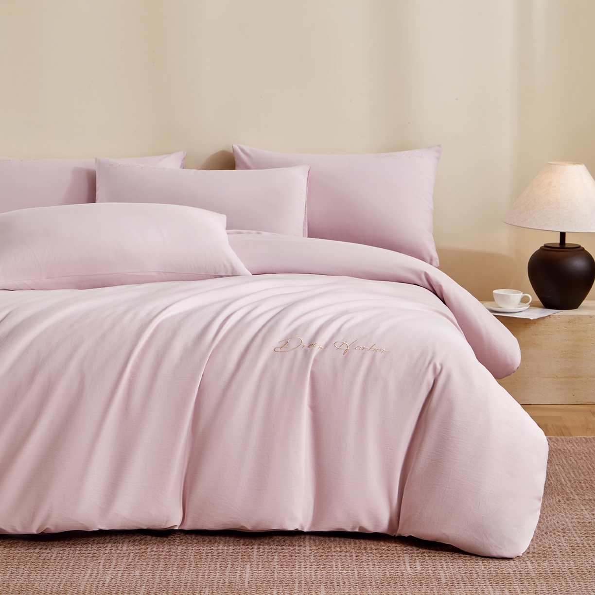 91家纺网 家纺一手货源 找家纺 卡初家居（原微来） 2025新款秋冬A类母婴级磨毛加厚亲肤棉简约刺绣四件套(提供买家秀) 港湾-奶油粉