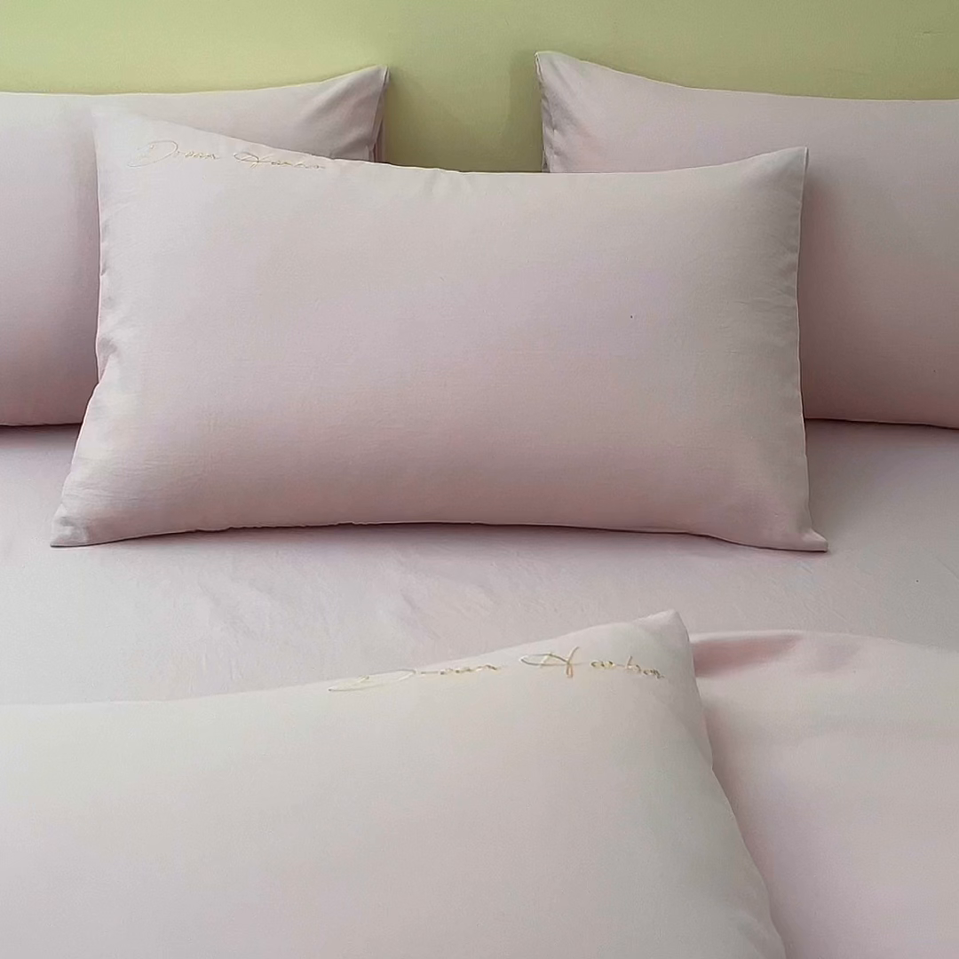 91家纺网 家纺一手货源 找家纺 卡初家居（原微来） 2025新款秋冬A类母婴级磨毛加厚亲肤棉简约刺绣四件套(提供买家秀) 港湾-奶油粉