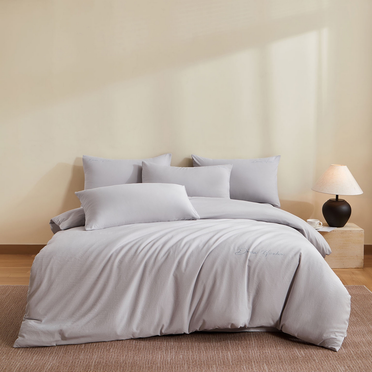 91家纺网 家纺一手货源 找家纺 卡初家居（原微来） 2025新款秋冬A类母婴级磨毛加厚亲肤棉简约刺绣四件套(提供买家秀) 港湾-浅云灰