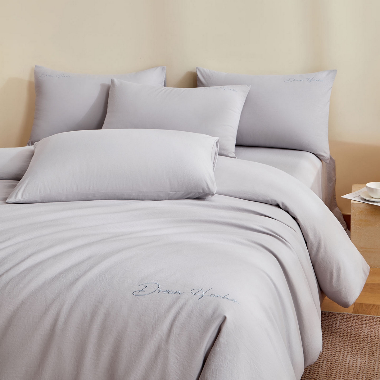 91家纺网 家纺一手货源 找家纺 卡初家居（原微来） 2025新款秋冬A类母婴级磨毛加厚亲肤棉简约刺绣四件套(提供买家秀) 港湾-浅云灰