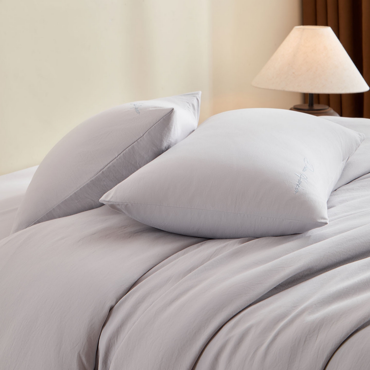 91家纺网 家纺一手货源 找家纺 卡初家居（原微来） 2025新款秋冬A类母婴级磨毛加厚亲肤棉简约刺绣四件套(提供买家秀) 港湾-浅云灰