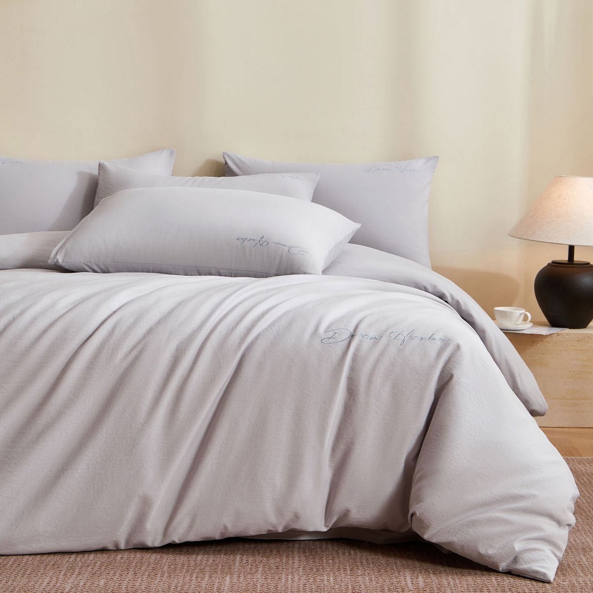 91家纺网 家纺一手货源 找家纺 卡初家居（原微来） 2025新款秋冬A类母婴级磨毛加厚亲肤棉简约刺绣四件套(提供买家秀) 港湾-浅云灰