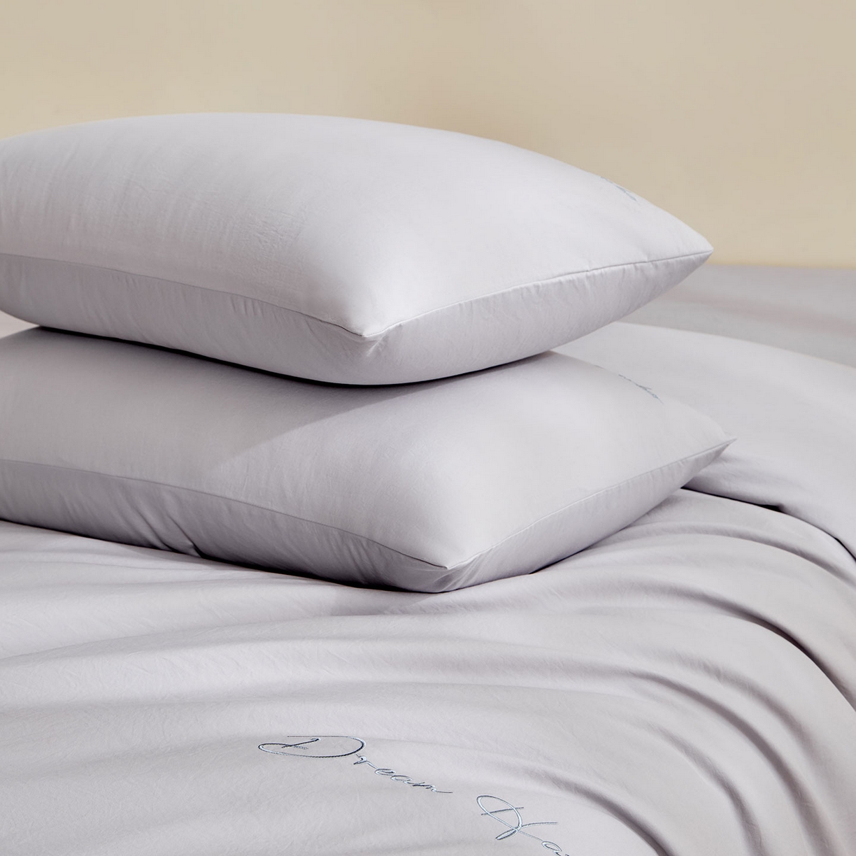 91家纺网 家纺一手货源 找家纺 卡初家居（原微来） 2025新款秋冬A类母婴级磨毛加厚亲肤棉简约刺绣四件套(提供买家秀) 港湾-浅云灰